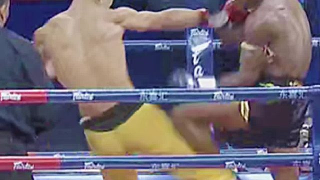 武僧一龙擂台上大反转，竟然把泰拳王子播求击倒了