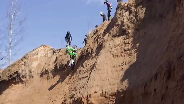 摩托车爬坡挑战，男人为了解锁算你厉害的称号，结果遭老罪了