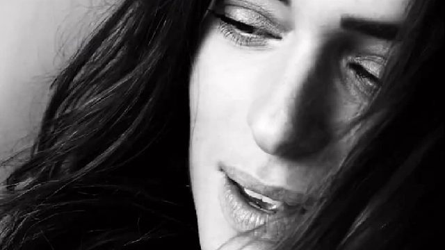 纯色背景搭极简  镜头里飘着气质气