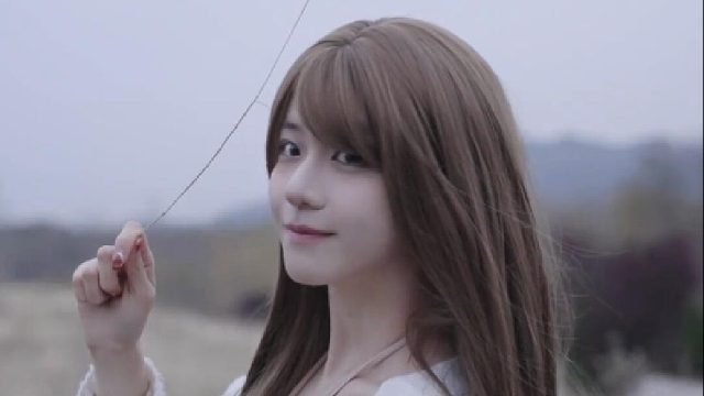 这个女孩，浑身散发着温柔至极的氛围感！