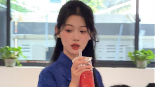 被同学偷拍了才发现️穿旗袍居然这么漂亮