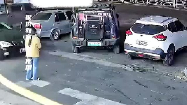 监控拍下巧合的一幕，男子刚把车门打开，旁边的二踢脚飞进车内