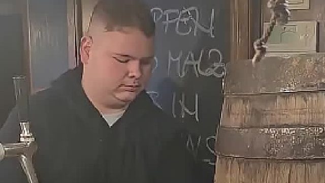 慕尼黑小哥开啤酒桶，纵享丝滑