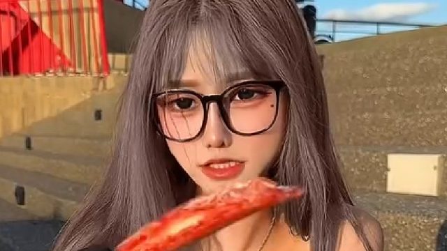 今天来渔港吃海鲜吃到撑！