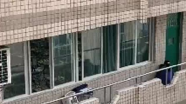 光天化日，在走廊还有人，不可能真的做吧，可能就是动作有点像