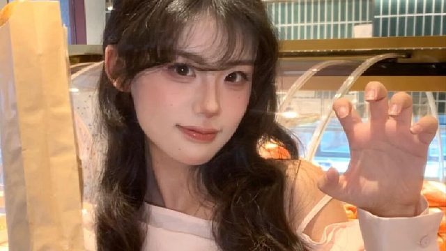 i人去小面包店拍照，这些低调姿势快存下