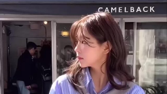 眼底盛满春山 笑意漫过云端