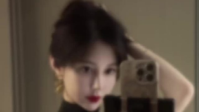 轻拢发丝，知性魅力自然流露