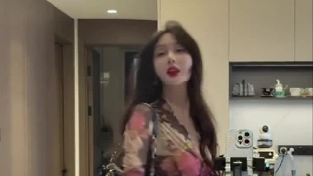 倚窗沉思，成熟韵味直戳人心