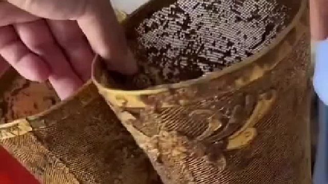 仓库惊现“包浆神鞋”，尊贵感藏都藏不住，网友：求鉴定年代！