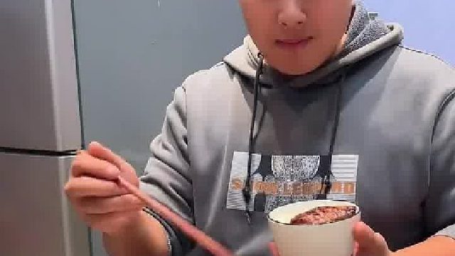 男子说自己不会做饭，结果媳妇突然回来了，网友：下次去西关毛串点一份一样的