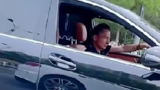 男子开着改装的“迈巴赫”，网友：能唬住不懂行的！