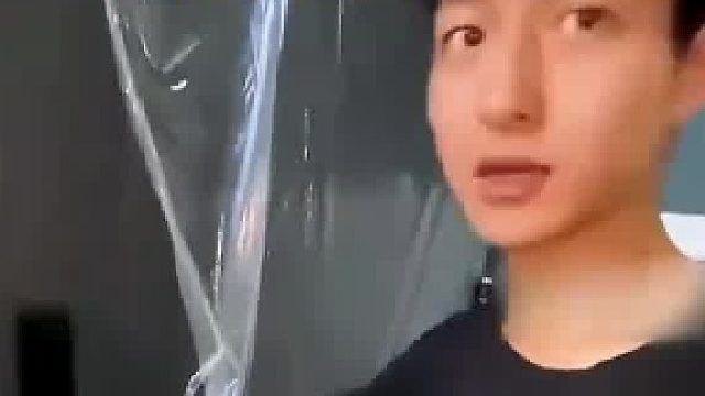 小伙安装指纹锁，竟然倒反天罡，这思路属实没问题