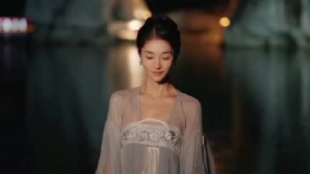 小姐姐在夜幕下展示古典舞，姿态好美！