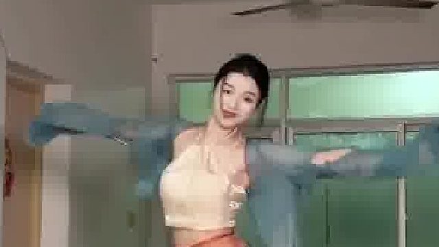 小姐姐展示古典舞变装，舞姿优美动人！