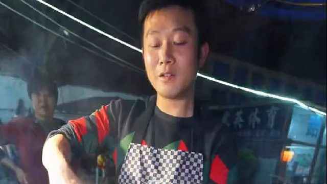 成都街头大排档，这道哑巴跳跳蛙吃完两头辣！过瘾！ 老板他疯了！