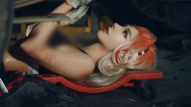 她很迷恋她的腰