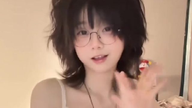 轻轻咬唇瓣，软萌感悄悄漫开来～