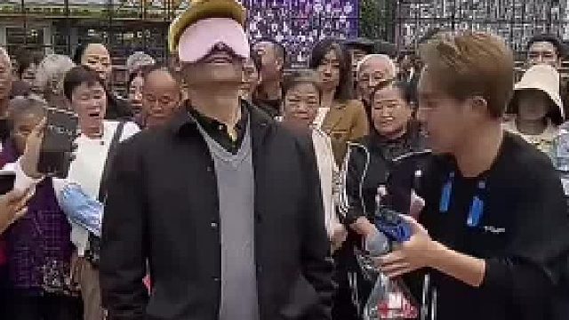 大爷自信插兜，踏步走到姥姥家了！