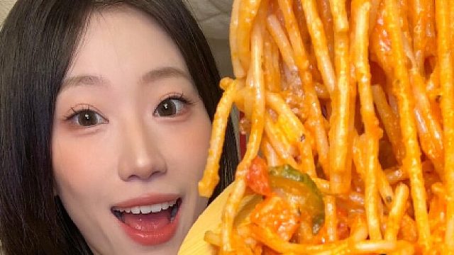 便利店新品!!土豆芝士火鸡肉酱意面好绝!!