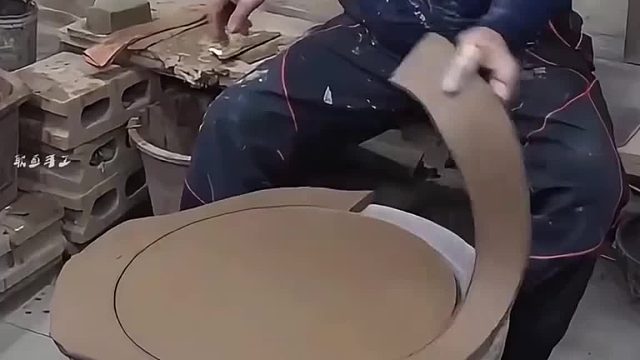 工匠以传统方式徒手捏造出巨型泥罐，这手艺也太牛了