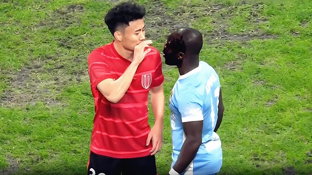 有仇当场报！甘超对阿奇姆彭做闭嘴手势，钟义浩破门后同款回击