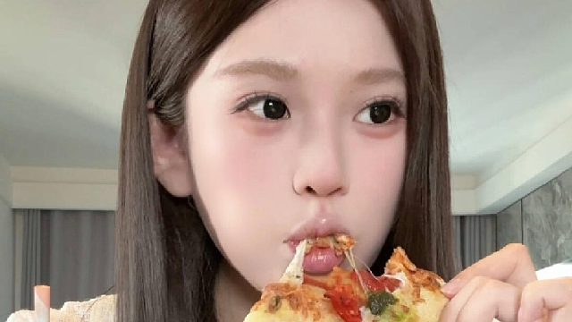 早晨一杯清甜的番茄汁 配披萨 超级满足 今天还吃了新疆炒米粉！