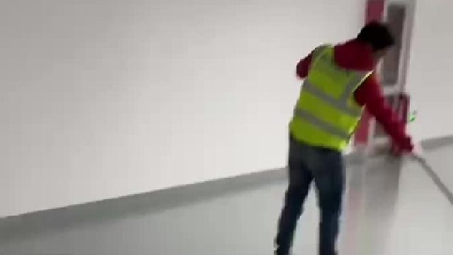 "车间地面老是被叉车压得坑坑洼洼？超耐磨聚氨酯面漆来救场！