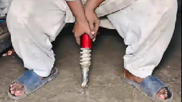 损坏的摩托车减震器居然还能进行维修