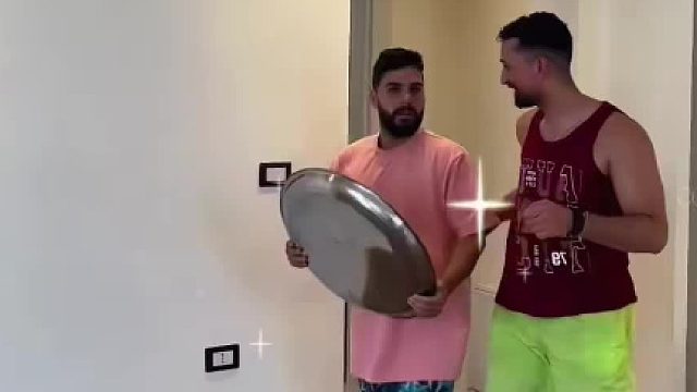 外国小哥整蛊室友