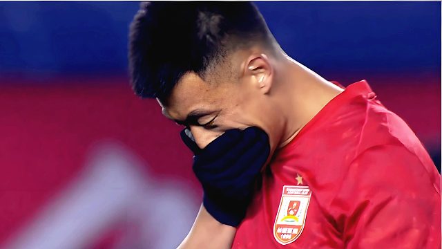 濒临降级！亚泰惨败国安：队长谭龙郁闷捂脸，主帅目光呆滞