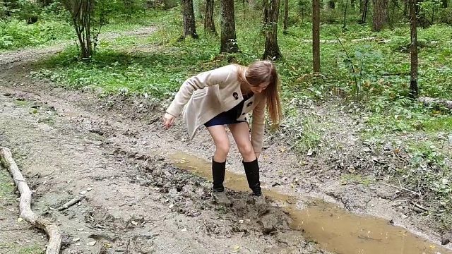 泥路难走的长靴小姐姐