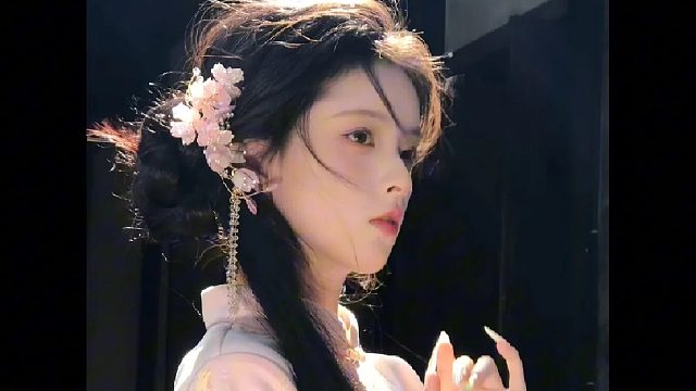 仿佛那是秋日里，夕阳缓缓沉落的时刻