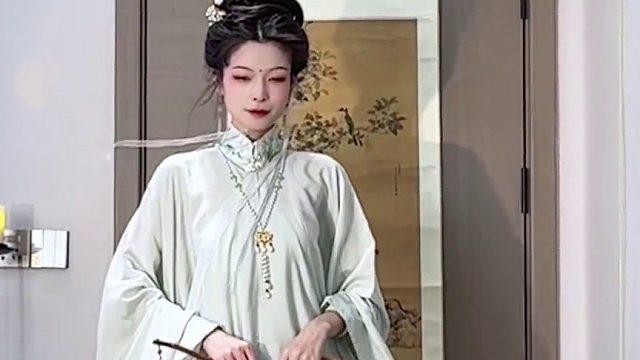 第一个好像庄寒雁的衣服哈哈