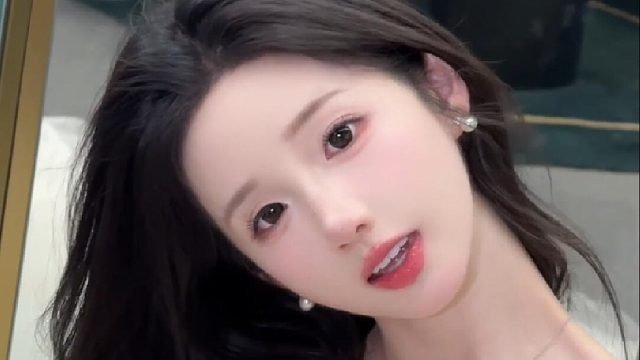 “瞧瞧，我穿婚纱是不是超美的呀？”