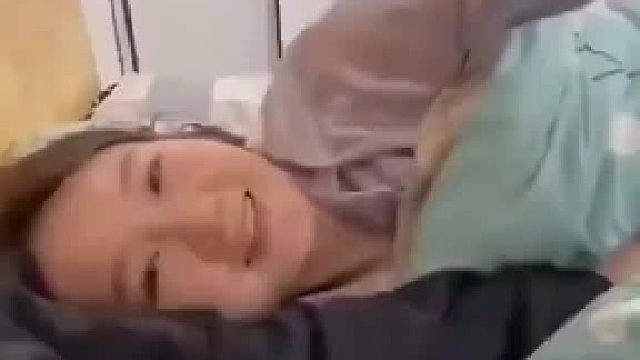 女友想撒娇时男友推了她一把，结果让自己后悔莫及。