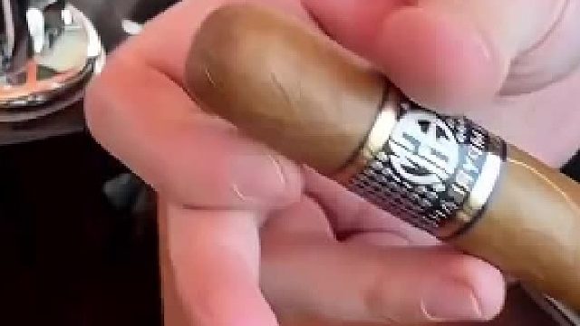 雪茄的标准抽法 一步也不能少