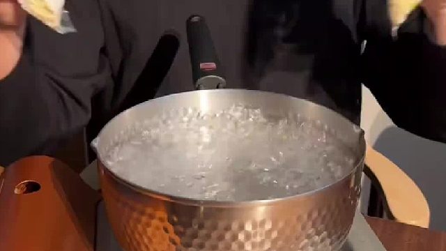 看看小伙的宵夜都吃什么