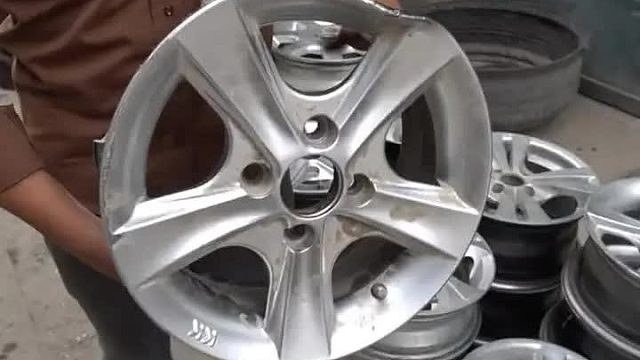 巴基斯坦师傅吧一个报废的汽车轮毂翻新过程