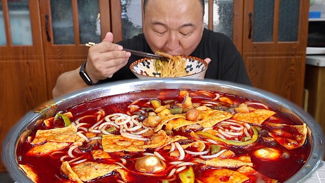 嗦粉治愈一切！麻辣鲜香的螺蛳粉太解馋, 深夜食堂必备！