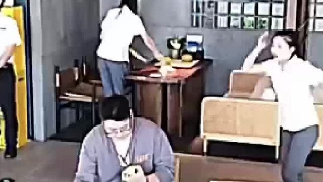 店员“抢”走顾客水果 下一秒顾客居然还配合投喂