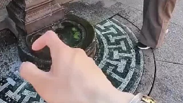 男子在欧洲旅行时，见到这种直饮水龙头，直接上去演示正确用法。