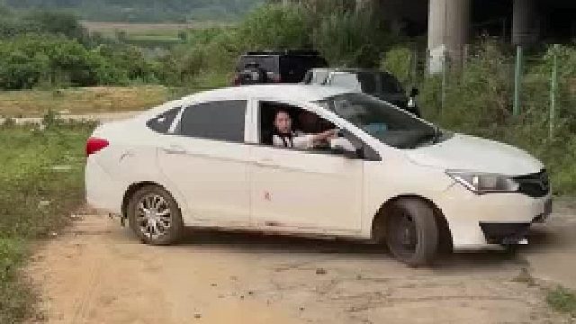 学车遇到婚车队伍，网友：要技术有人品