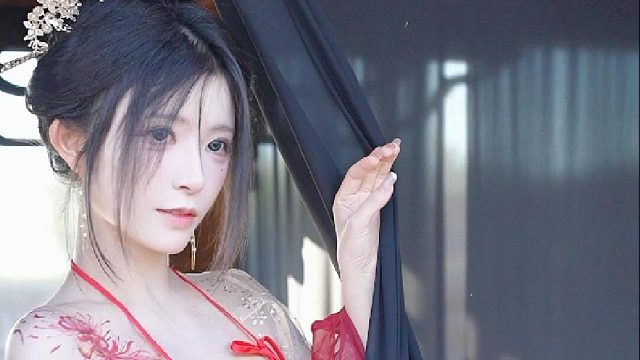 半掩娇容似羞还怯露芳颜