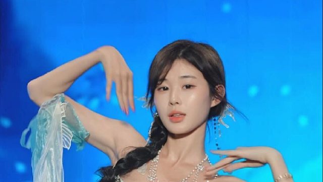 陈佳琪翩翩起舞，一展曼妙身姿