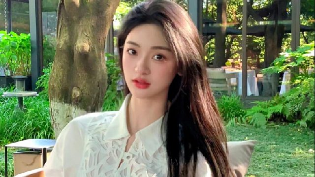 偏爱这般简约清爽的着装风格，尽显利落与大方。