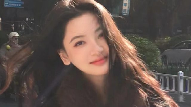 秋阳轻洒，给那蓬松的秋日景致镀上温暖光芒。