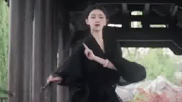 小姐姐一袭黑衣，展示剑舞好飒！