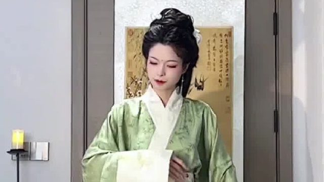 鱼尾曲裾好显身材啊