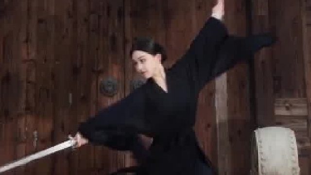 小姐姐展示舞剑变装，一招一式好飒！